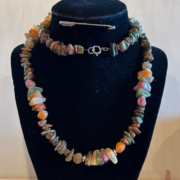 Jewelry - Colorful Gemstone Chip Necklace. Size 28 inches